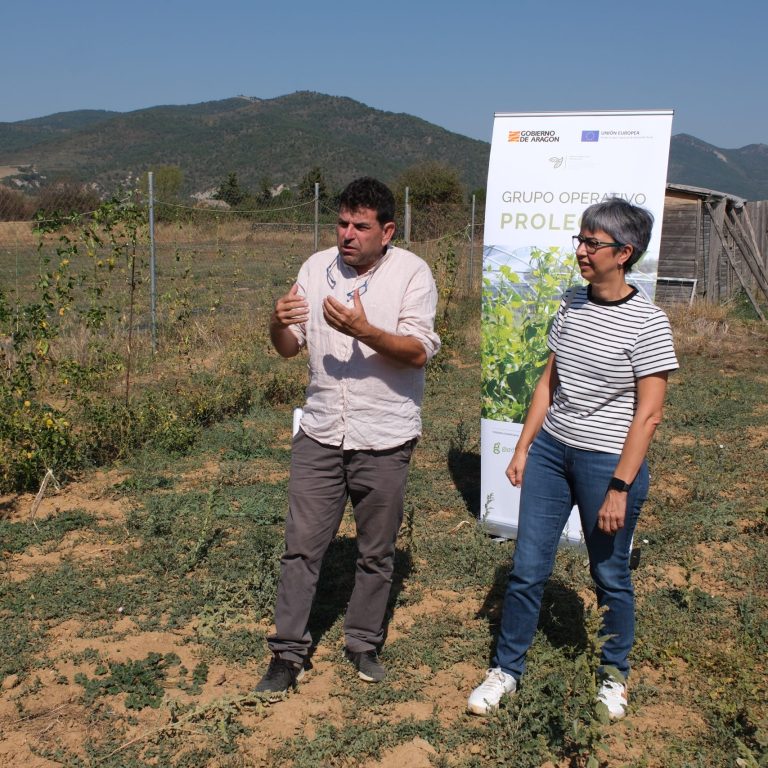 Joaquín Arqué, Gardeniers, y Cristina Mallor, CITA, en los campos de Ascara durante la jornada